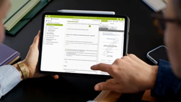 Zwei Personen nutzen smartdocu auf einem Tablet